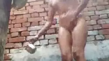 Desi MMS Of Horny Teen Bathing