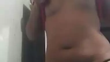 Cute babe show her big ass