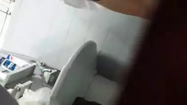 Hairy pussy sister bathing naked caught by brother