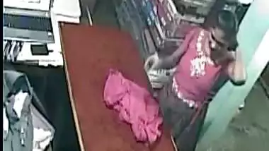 XXX sex is the best way to satisfy the Desi MILF in this MMS video