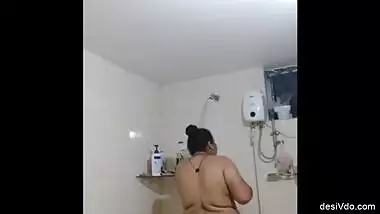 Chubby Indian Bhabhi Bathing