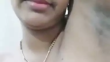 Desi nude Chennai lady presses her naked boobs