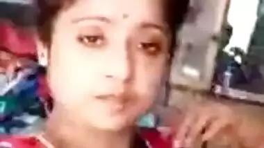 Beautiful bhabhi showing to lover