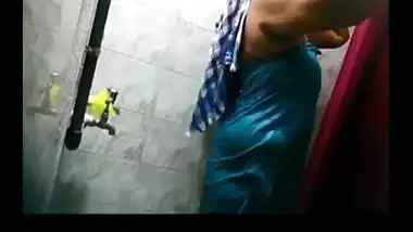 Desi aunty caught on after shower