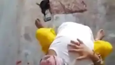 Randi bhabhi ko chodte hue pakda video