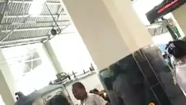 Desi aunty showing sexy hip and navel in public - travel diaries