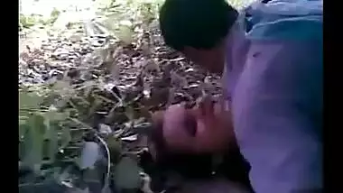 Indian teen girl enjoys threesome sex outdoors!