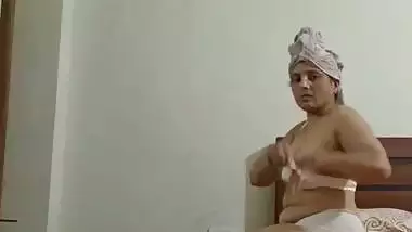 Mature bhabhi wearing dress after bath viral MMS