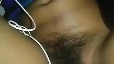 Bengoli bhabhi ki chut me gaajar ghusayi ja rhi h pati k dwara