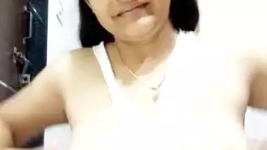 Lovely Indian girl showing boobs MMS video