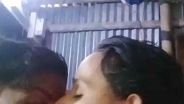 Dhaka guy boob presses and kisses in desi x video