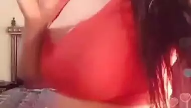 Laila G ,Busty Aunty navel cleavage exposed ,damn sexy dance