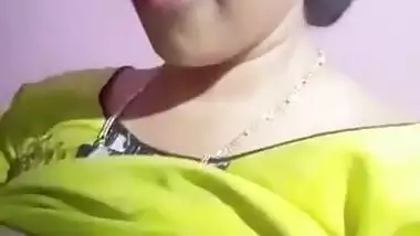Desi sexy bhabi shwo her boobs