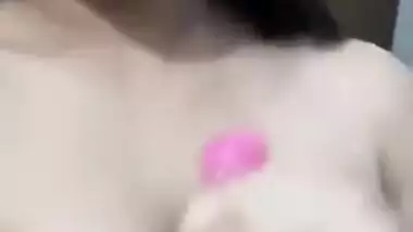 Solo porn video of the Desi hottie with plump lips and big juicy tits