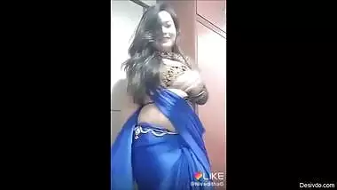 Hot bhabhi cleavage navel dance