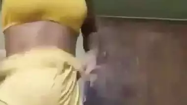 Desi girl fingering nude after bath viral MMS