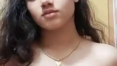 Bangladeshi TikToker girl naked boobs playing viral MMS