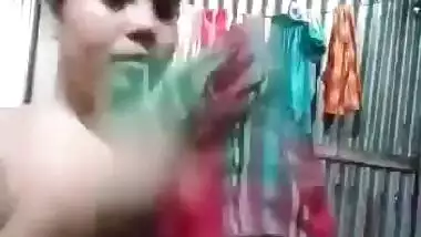 Beautiful curvy Desi Bhabhi nude bath video