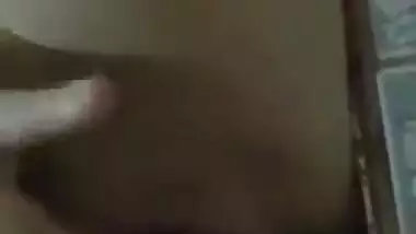 Desi girl showing her nude body in bathroom
