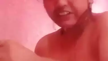 Bengali lady pissing and taking nude bath viral MMS