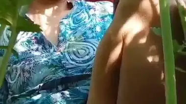 Village bhabhi in farm field showing naked body parts