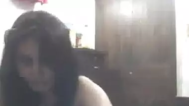 Beautiful girl show her phudi 