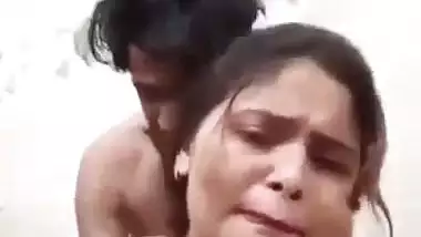 Husband bangs his nude wife’s pussy in the desi sex video