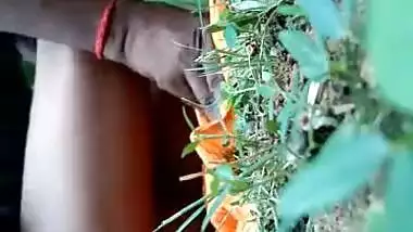 Village girl fucked outdoors by her lover MMS video