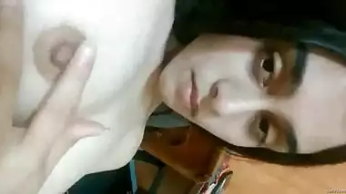 Sexy paki babe viral for her hot vdo